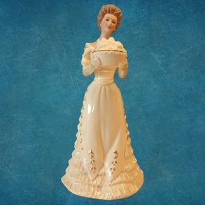 Lenox Ivory Classic Figurine "A Christmas Of Good Tidings", 2010 Limited Edition